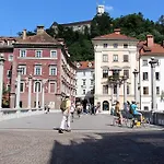 شقة Aurora Luxury Riverside *